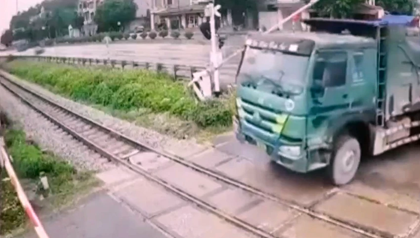 Tài xế liều mình điều khiển xe ô tô tông gãy rào chắn đường sắt ở Thanh Hóa -2.jpg