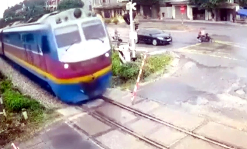 Tài xế liều mình điều khiển xe ô tô tông gãy rào chắn đường sắt ở Thanh Hóa -5.jpg