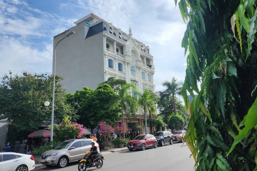 Hàng chục cảnh sát khám xét dinh thự trắng ở Thanh Hóa - 5.jpg
