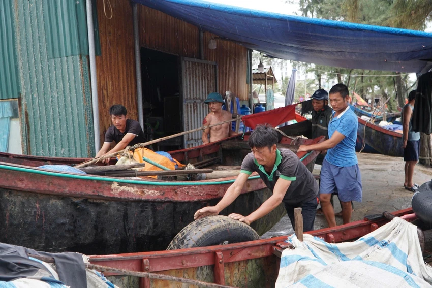 Hàng ngàn tàu cá vào bờ, Thanh Hóa cấm biển từ 8g sáng ngày 21-7 -3.jpg