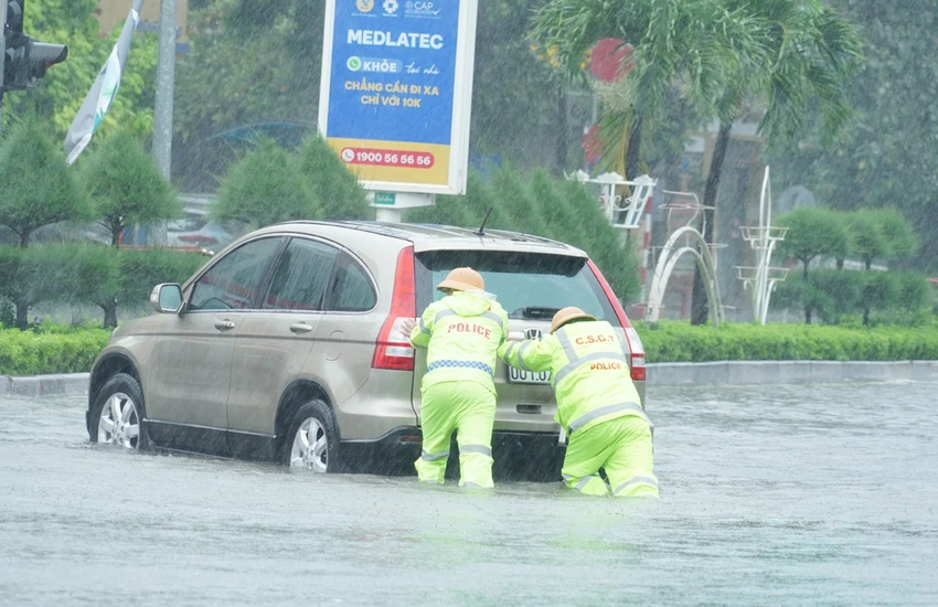 Hình ảnh CSGT Thanh Hóa bám đường, đẩy xe cho người dân trong bão số 3 -14.jpg