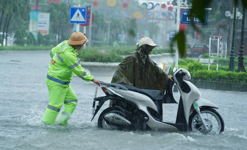 Hình ảnh CSGT Thanh Hóa bám đường, đẩy xe cho người dân trong bão số 3 -3.jpg