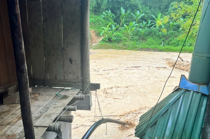 Lũ lớn bất ngờ đổ về, nhiều bản vùng cao bị chia cắt cô lập -12.jpg