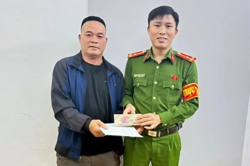 Bốn học sinh trả lại tiền cho người đánh rơi.jpg