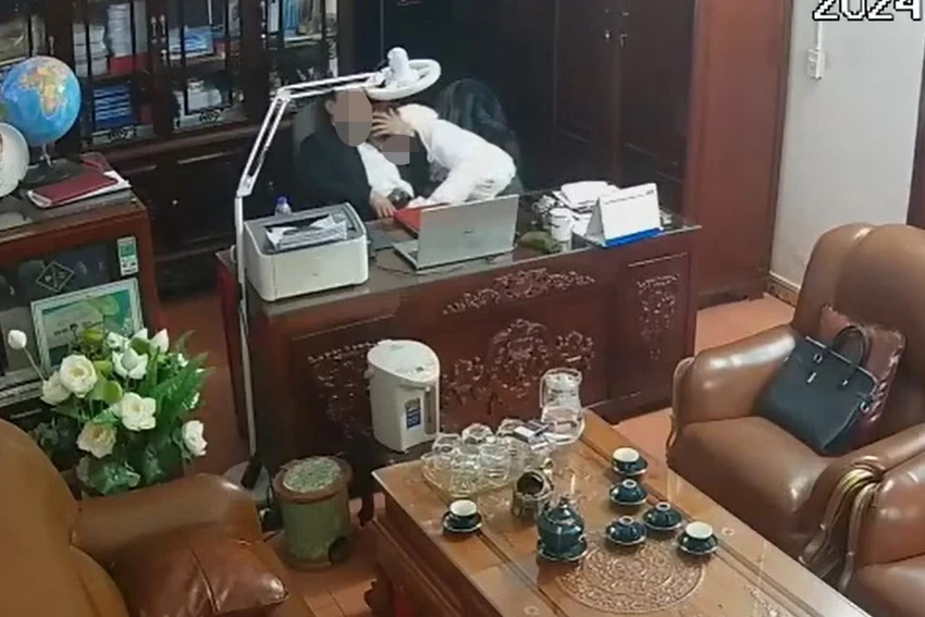 Sở GD-ĐT Ninh Bình vào cuộc vụ clip người thầy “gần gũi” với nhiều phụ nữ tại phòng làm việc.jpg