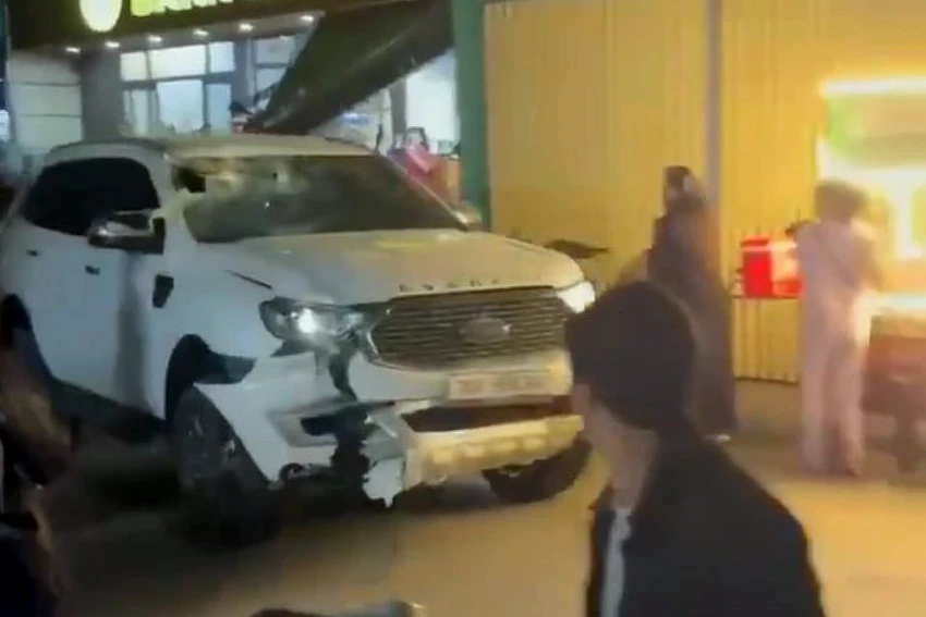 Thanh Hóa Công an xác minh vụ ô tô 7 chỗ lao vào cửa hàng ăn rồi rồ ga bỏ chạy -4.jpg