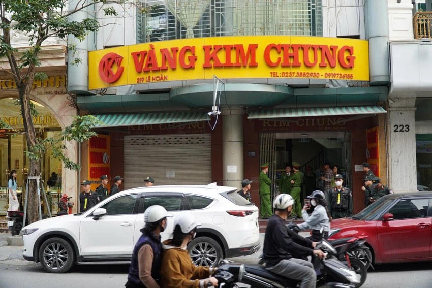 Toàn cảnh khám xét, bắt giam vợ chồng chủ tiệm vàng nổi tiếng ở Thanh Hóa - 12.jpg