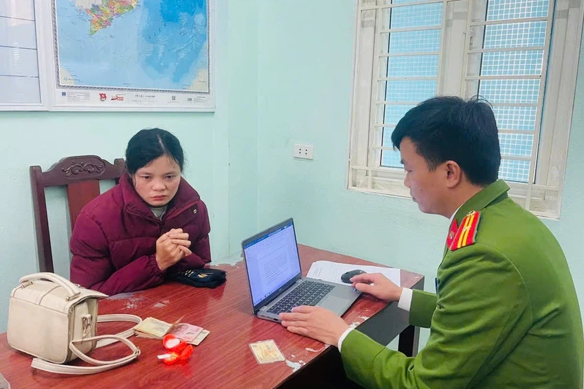 Cảnh sát bắt 1 phụ nữ dùng vàng giả để tráo vàng thật qua VneID.jpg