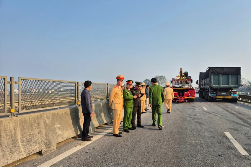 Hiện trường vụ tai nạn liên hoàn trên cao tốc Bắc – Nam qua Thanh Hóa, khiến 4 người tử vong -3.jpg