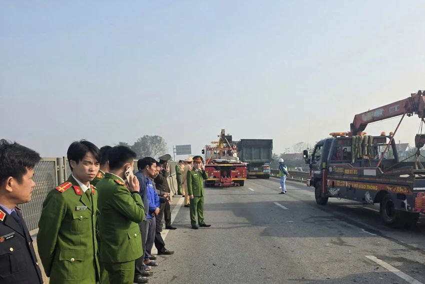Hiện trường vụ tai nạn liên hoàn trên cao tốc Bắc – Nam qua Thanh Hóa, khiến 4 người tử vong -.jpg