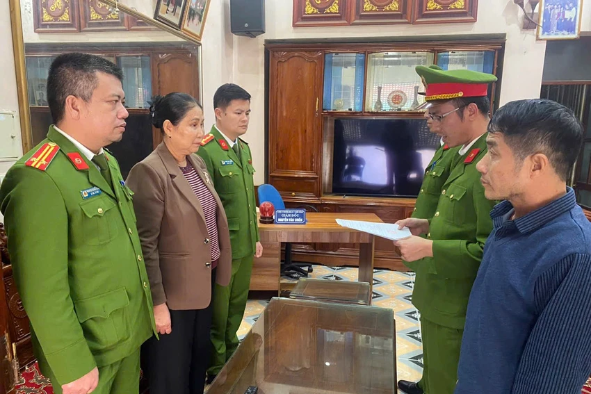 Cơ quan CSĐT-Công an tỉnh Thanh Hóa thi hành lệnh khám xét tại Công ty TNHH Thương binh 27-7 Chiến Thắng. Ảnh: CATH cung cấp Khởi tố 2 giám đốc công ty xe điện chở khách du lịch ở Sầm Sơn-2.jpg
