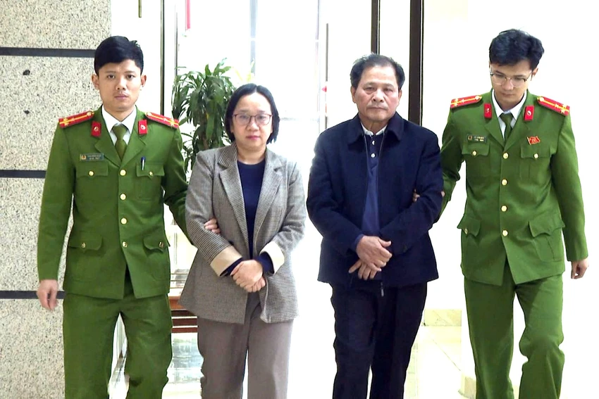 Đối tượng Lê Văn Lưu (Giám đốc) và Vũ Thùy Dương (Kế toán) Công ty TNHH Xây dựng và Du lịch Hưng Phong. Ảnh: CATH cung cấp Khởi tố 2 giám đốc công ty xe điện chở khách du lịch ở Sầm Sơn-.jpg