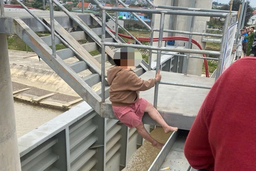 Cảnh sát, biên phòng kịp thời giải cứu phụ nữ mang thai có ý định nhảy cầu-.jpg