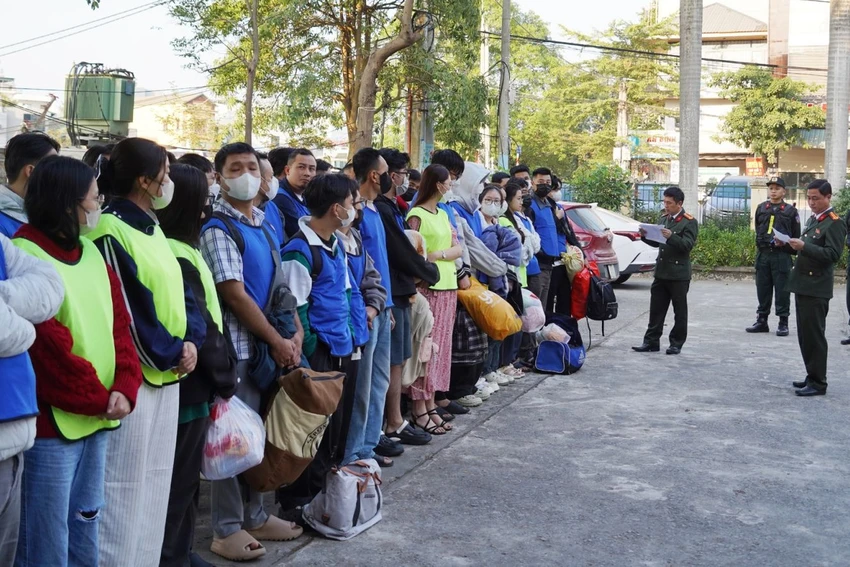Gần 50 đối tượng có liên quan được triệu tập về Công an Thanh Hóa phục vụ công tác điều tra. Ảnh: Đ.H Đánh sập “hệ sinh thái công nghệ triệu đô”, Xintel lừa đảo hơn 42.000 nạn nhân-2.jpg