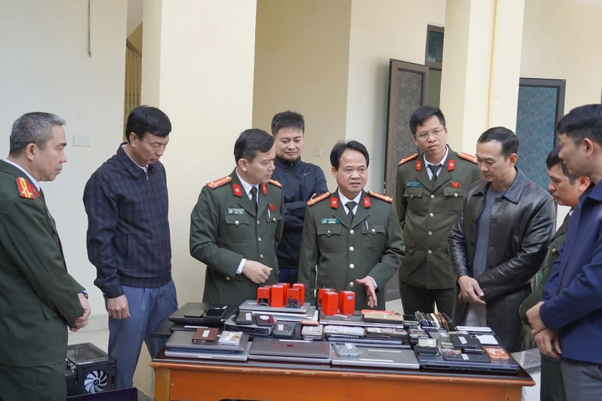 Đại tá Lê Ngọc Anh, Phó Giám đốc - Thủ trưởng Cơ quan An ninh điều tra Công an tỉnh Thanh Hóa, trực tiếp chỉ đạo điều tra, đấu tranh chuyên án. Ảnh: Đ.H Đánh sập “hệ sinh thái công nghệ triệu đô”, Xintel lừa đảo hơn 42.000 nạn nhân-3.jpg