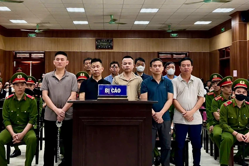 Các bị cáo tại phiên toà xét xử sơ thẩm. Ảnh: CTV 1-Trùm giang hồ Mạnh Gỗ lãnh án 10 năm tù đưa, nhận môi giới hối lộ-1.jpeg
