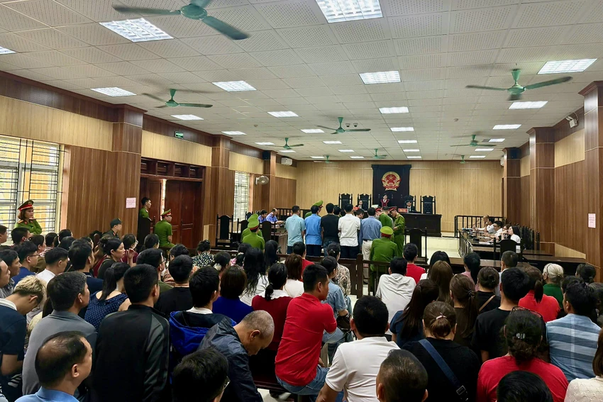 Toàn cảnh phiên toà. Ảnh: CTV 1 Trùm giang hồ Mạnh Gỗ lãnh án 10 năm tù đưa, nhận môi giới hối lộ-.jpeg