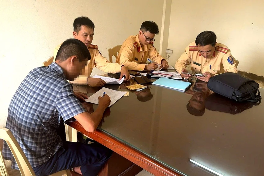 Tài xế ô tô vượt ẩu, bị xử phạt ở Thanh Hóa 1.jpg