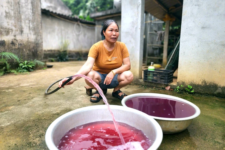 Nước đổi màu tím, bốc mùi hôi, nhiều hộ dân ở Thanh Hóa -3.jpg