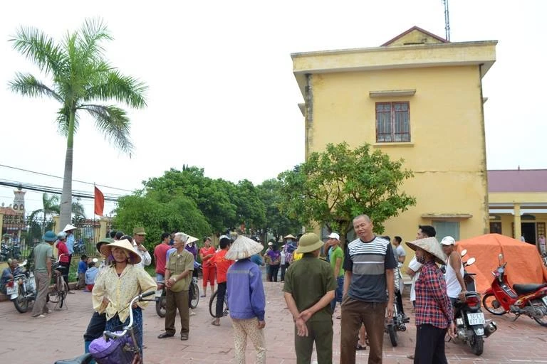 Nhiều người dân đòi "xử" nữ "cẩu tặc"