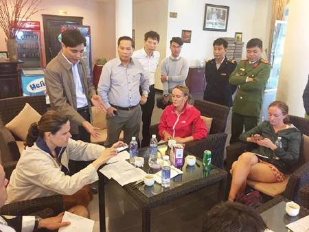 Tàu du lịch chở 21 người đậu ở Hạ Long bốc cháy ảnh 2 Tàu du lịch chở 21 người đậu ở Hạ Long bốc cháy ảnh 2