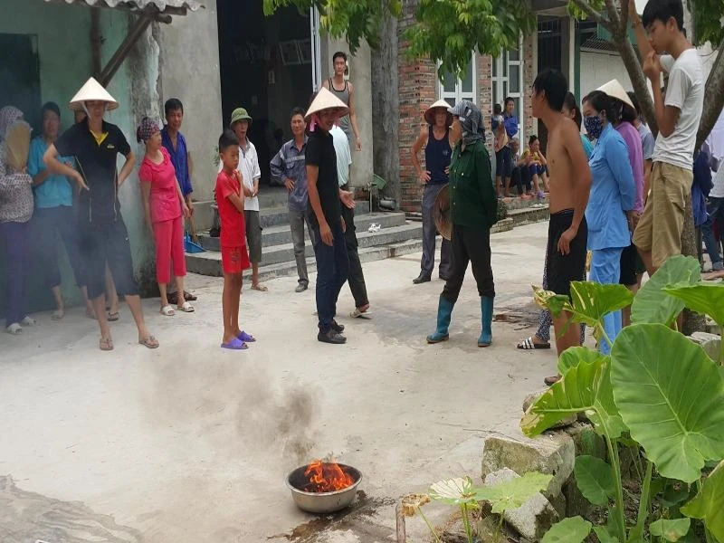 11 giếng nước ngọt có nước bốc cháy ngùn ngụt ảnh 2 Người dân tụ tập thử nước giếng