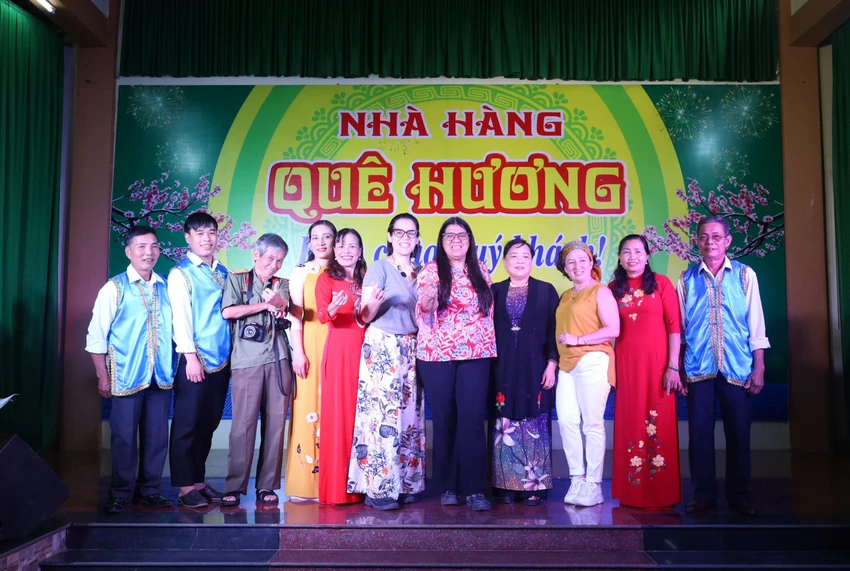 Bà Tatiana Pugh Moreno thưởng thức, giao lưu chương trình nghệ thuật cùng người dân huyện Lệ Thuỷ. Ảnh: BT Bà Tatiana Pugh Moreno thưởng thức, giao lưu chương trình nghệ thuật cùng người dân huyện Lệ Thuỷ. Ảnh: BT