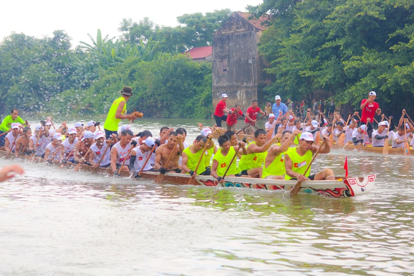 Những màn tranh tài sôi nổi của các thuyền bơi nam ở cự ly 24 km. Ảnh: BẢO THIÊN Những màn tranh tài sôi nổi của các thuyền bơi nam ở cự ly 24 km. Ảnh: BẢO THIÊN