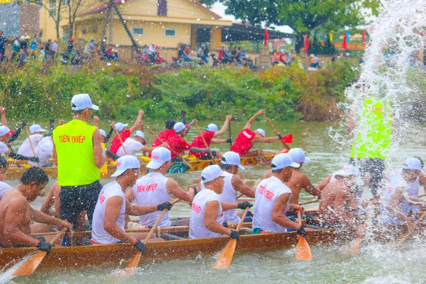 Những màn té nước có một không hai tại Lễ hội đua bơi thuyền truyền thống trên sông Kiến Giang. Ảnh: BẢO THIÊN Những màn té nước có một không hai tại Lễ hội đua bơi thuyền truyền thống trên sông Kiến Giang. Ảnh: BẢO THIÊN