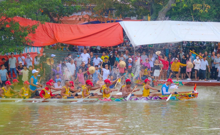 Không khí náo nhiệt hai bên bờ Kiến Giang. Ảnh: BẢO THIÊN Không khí náo nhiệt hai bên bờ Kiến Giang. Ảnh: BẢO THIÊN