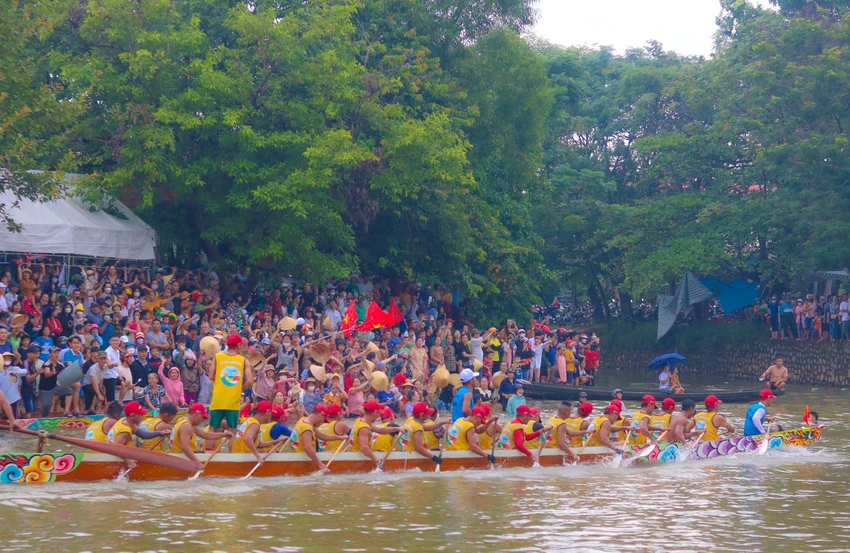 Hai bên bờ, hàng nghìn cổ động viên cổ vũ các thuyền bơi. Ảnh: BẢO THIÊN Hai bên bờ, hàng nghìn cổ động viên cổ vũ các thuyền bơi. Ảnh: BẢO THIÊN