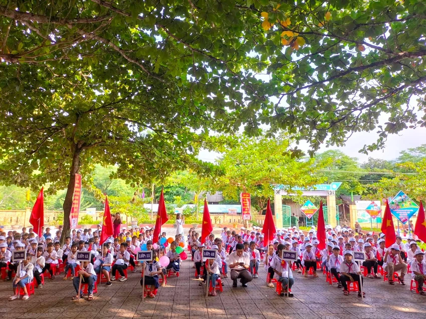 Theo thầy Ngô Mậu Tình, Phó Hiệu trưởng Trường PTDT Bán trú TH&amp;THCS Lâm Thuỷ: "Toàn trường có tất cả 207/330 học sinh là người Bru-Vân Kiều".