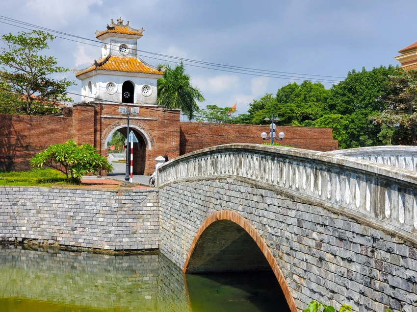 Ngày nay, thành Đồng Hới chỉ còn khoảng 1.087m với 15 đoạn dích dắc hình răng khế, đoạn thành phía nam còn lại 2/3 tương đối nguyên vẹn, đoạn thành phía đông còn 3 cổng, 2 cầu nam, bắc thành đã bị sập hoàn toàn, nhìn rõ nhất từ trên bản đồ là một hào nước xung quanh thành theo kiến trúc xưa. Ảnh: BT Ngày nay, thành Đồng Hới chỉ còn khoảng 1.087m với 15 đoạn dích dắc hình răng khế, đoạn thành phía nam còn lại 2/3 tương đối nguyên vẹn, đoạn thành phía đông còn 3 cổng, 2 cầu nam, bắc thành đã bị sập hoàn toàn, nhìn rõ nhất từ trên bản đồ là một hào nước xung quanh thành theo kiến trúc xưa. Ảnh: BT