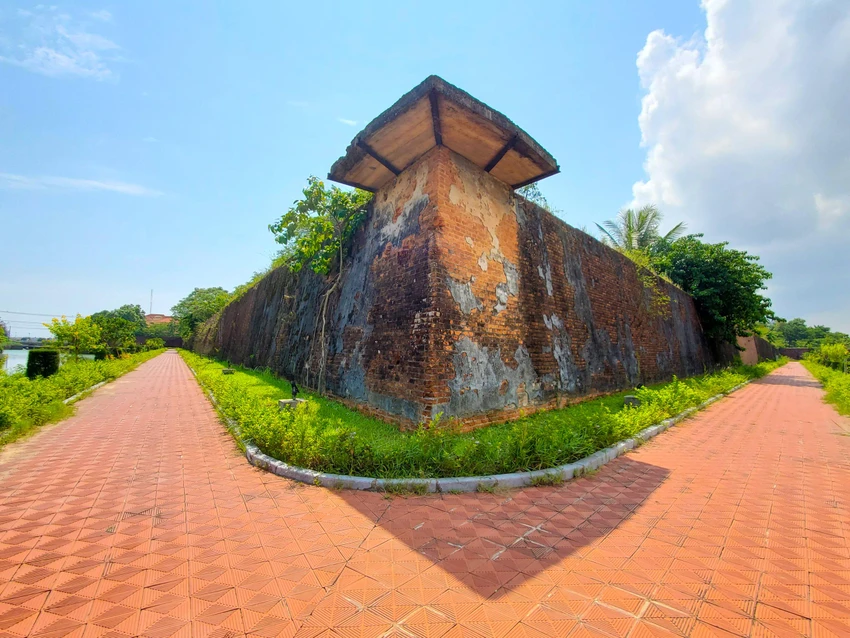 Chu vi thành dài 465 trượng (khoảng 1.860m) cao khoảng 4m, mặt thành rộng 1,35m, móng dày 2m, mặt chính của thành quay về hướng tây. Thành có 3 cổng lớn bắc - nam - đông, trên cổng có vọng canh 8 mái. Cổng thành xây cuốn kiểu tam quan thông ra ngoài bằng chiếc cầu gạch cũng xây kiểu vòm cuốn bắc qua hào. Ảnh: BT Chu vi thành dài 465 trượng (khoảng 1.860m) cao khoảng 4m, mặt thành rộng 1,35m, móng dày 2m, mặt chính của thành quay về hướng tây. Thành có 3 cổng lớn bắc - nam - đông, trên cổng có vọng canh 8 mái. Cổng thành xây cuốn kiểu tam quan thông ra ngoài bằng chiếc cầu gạch cũng xây kiểu vòm cuốn bắc qua hào. Ảnh: BT