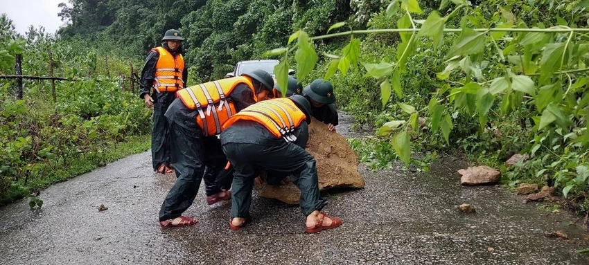 Đường vào bản Lòm xảy ra tình trạng sạt lở. (Ảnh: CTV) Đường vào bản Lòm xảy ra tình trạng sạt lở. (Ảnh: CTV)