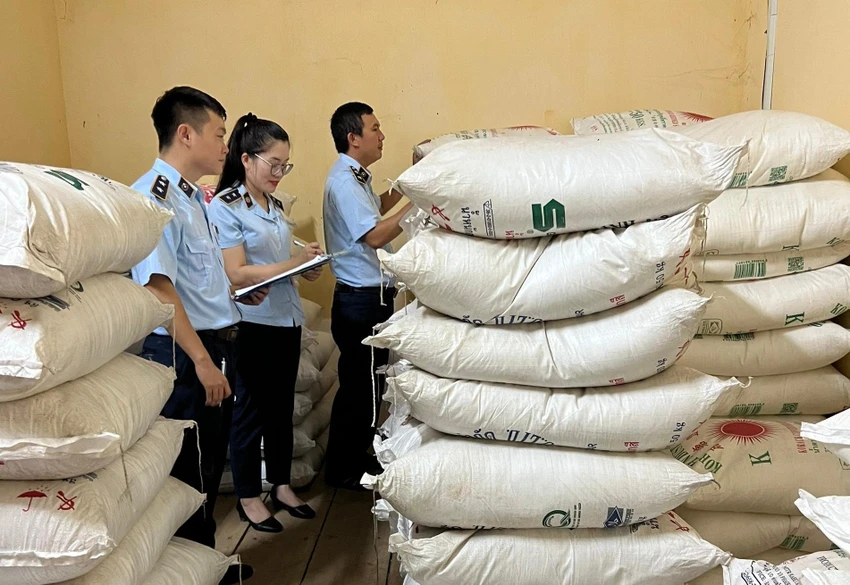 Đội Quản lý thị trường số 7 kiểm đếm số hàng hoá vi phạm. Ảnh: Cục QLTT Quảng Bình Đội Quản lý thị trường số 7 kiểm đếm số hàng hoá vi phạm. Ảnh: Cục QLTT Quảng Bình