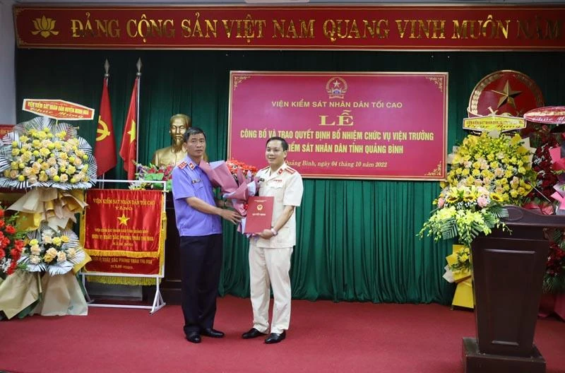 Ông Nguyễn Duy Giảng, Phó Viện trưởng VKSND Tối cao trao quyết định bổ nhiệm cho ông Nguyễn Tiến Hùng (phải). Ảnh: VĂN MINH Ông Nguyễn Duy Giảng, Phó Viện trưởng VKSND Tối cao trao quyết định bổ nhiệm cho ông Nguyễn Tiến Hùng (phải). Ảnh: VĂN MINH