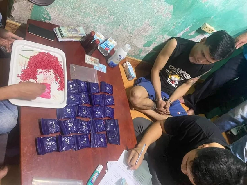 Trần Mạnh Cường cùng tang vật thời điểm bị bắt giữ. Ảnh: CAQB Trần Mạnh Cường cùng tang vật thời điểm bị bắt giữ. Ảnh: CAQB