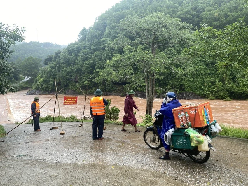 Nhiều ngầm tràn ở huyện Minh Hóa đã ngập sâu, gây chia cắt. Ảnh: CTV Nhiều ngầm tràn ở huyện Minh Hóa đã ngập sâu, gây chia cắt. Ảnh: CTV
