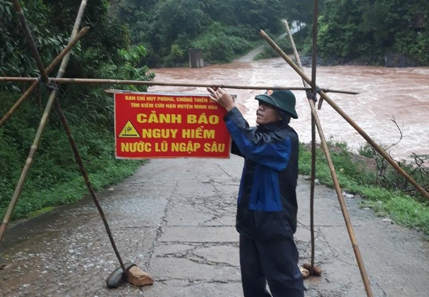 Gần 100 cán bộ chiến sĩ biên phòng được cắt cử chốt tại các ngầm tràn ngập sâu. Ảnh: CTV Gần 100 cán bộ chiến sĩ biên phòng được cắt cử chốt tại các ngầm tràn ngập sâu. Ảnh: CTV