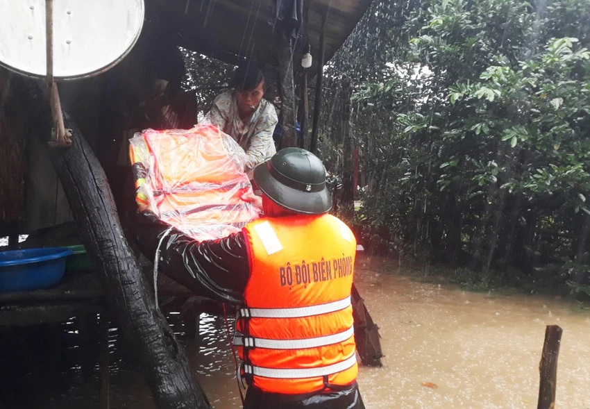 Lực lượng Biên phòng Làng Ho tiến hành di dời dân ở vùng núi Lệ Thuỷ. Ảnh: BẢO THIÊN Lực lượng Biên phòng Làng Ho tiến hành di dời dân ở vùng núi Lệ Thuỷ. Ảnh: BẢO THIÊN