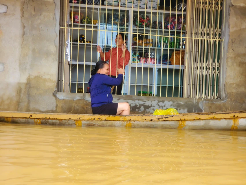 Người dân thôn Đông Thành, xã Liên Thuỷ dùng thuyền đi mua hàng hoá. Ảnh: BT Người dân thôn Đông Thành, xã Liên Thuỷ dùng thuyền đi mua hàng hoá. Ảnh: BT