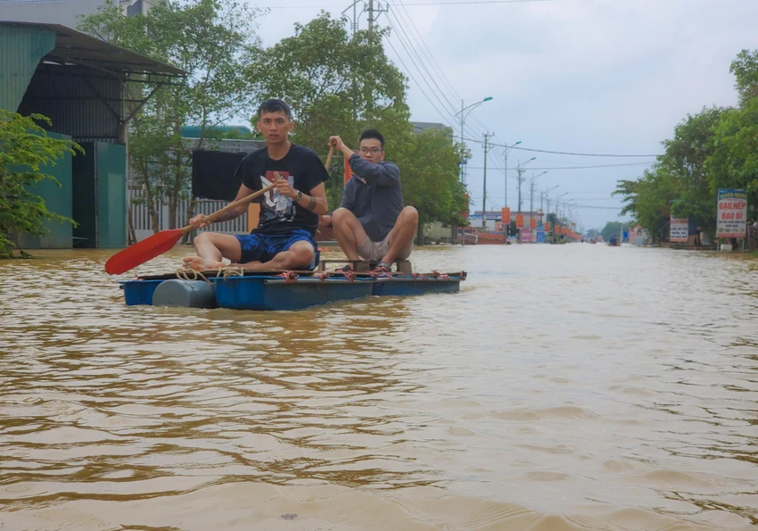 Người dân dùng bè, di chuyển trên Quốc lộ 9C. Ảnh: BT Người dân dùng bè, di chuyển trên Quốc lộ 9C. Ảnh: BT