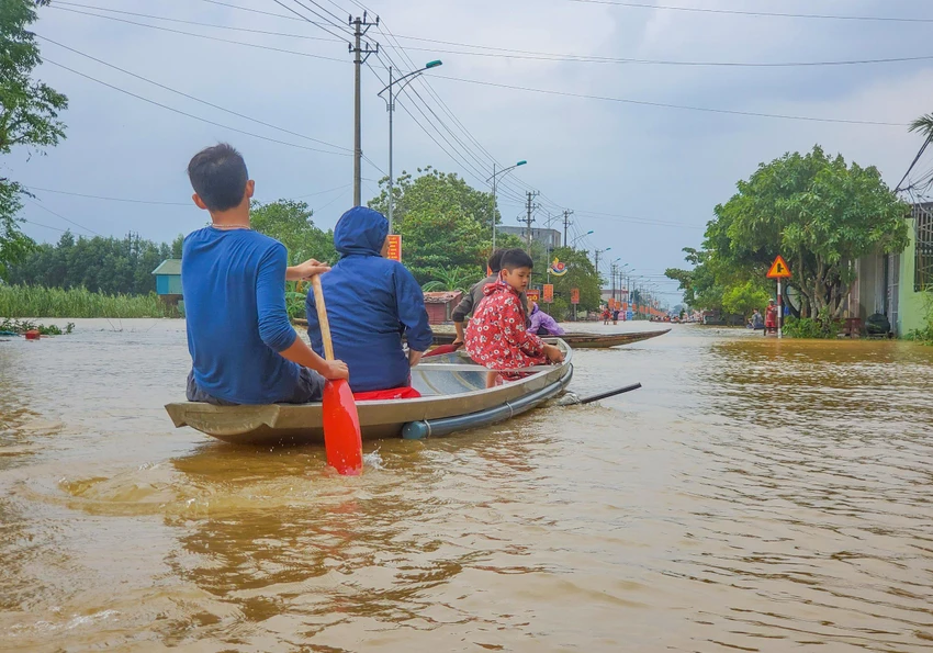 Đoạn từ Ngã 3 Cam Liên đến cầu Kiến Giang (Quốc lộ 9C) bị ngập sâu. Ảnh: BT Đoạn từ Ngã 3 Cam Liên đến cầu Kiến Giang (Quốc lộ 9C) bị ngập sâu. Ảnh: BT