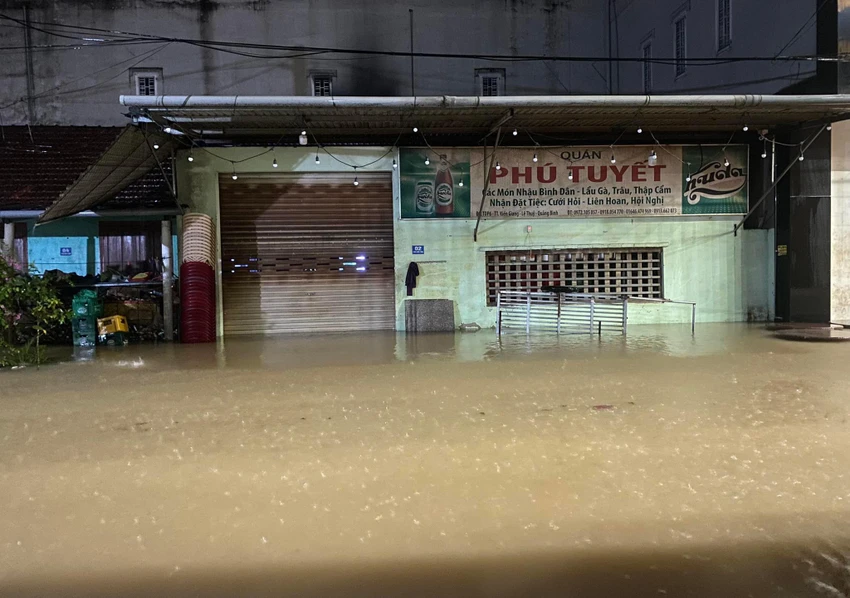 Trước tình hình mưa lớn kéo dài, dự báo hàng nghìn nhà dân vùng thấp trũng huyện Lệ Thuỷ sẽ bị ngập trong ngày 16-10. Ảnh: BT