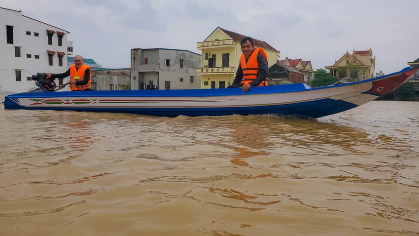 Theo người dân huyện Lệ Thuỷ thì đây là đợt lũ vừa phải, không phải lũ lớn như mọi năm. Ảnh: BT Theo người dân huyện Lệ Thuỷ thì đây là đợt lũ vừa phải, không phải lũ lớn như mọi năm. Ảnh: BT
