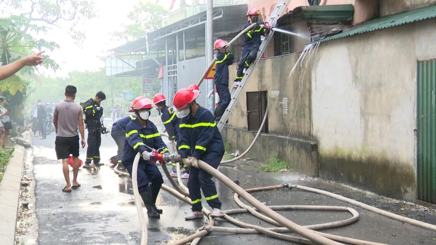 Cửa hàng ở Quảng Bình cháy lúc rạng sáng, thiệt hại hàng tỉ đồng ảnh 1 Cửa hàng ở Quảng Bình cháy lúc rạng sáng, thiệt hại hàng tỉ đồng ảnh 1