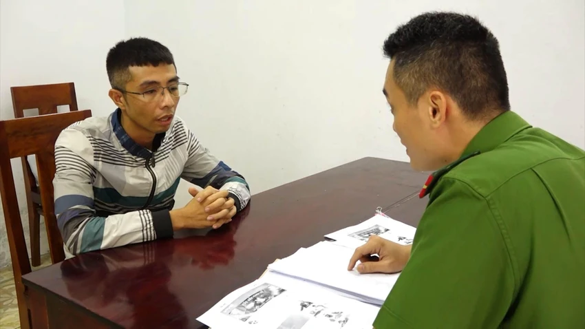 Lực lượng Công an Quảng Bình tiến hành làm việc với các đối tượng liên quan. Ảnh: CAQB Lực lượng Công an Quảng Bình tiến hành làm việc với các đối tượng liên quan. Ảnh: CAQB