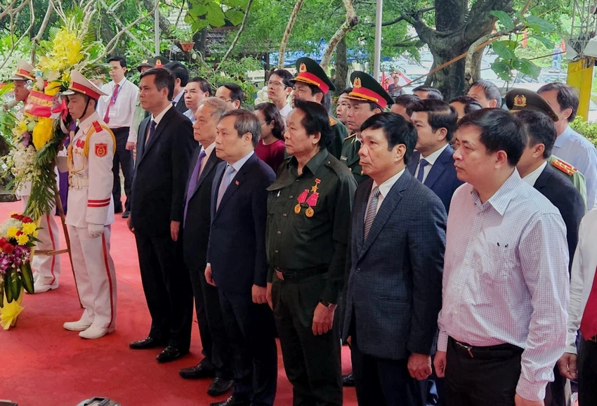 Đại diện lãnh đạo tỉnh Quảng Bình cùng thân nhân các liệt sỹ tại buổi tưởng niệm. Ảnh: BT Đại diện lãnh đạo tỉnh Quảng Bình cùng thân nhân các liệt sỹ tại buổi tưởng niệm. Ảnh: BT