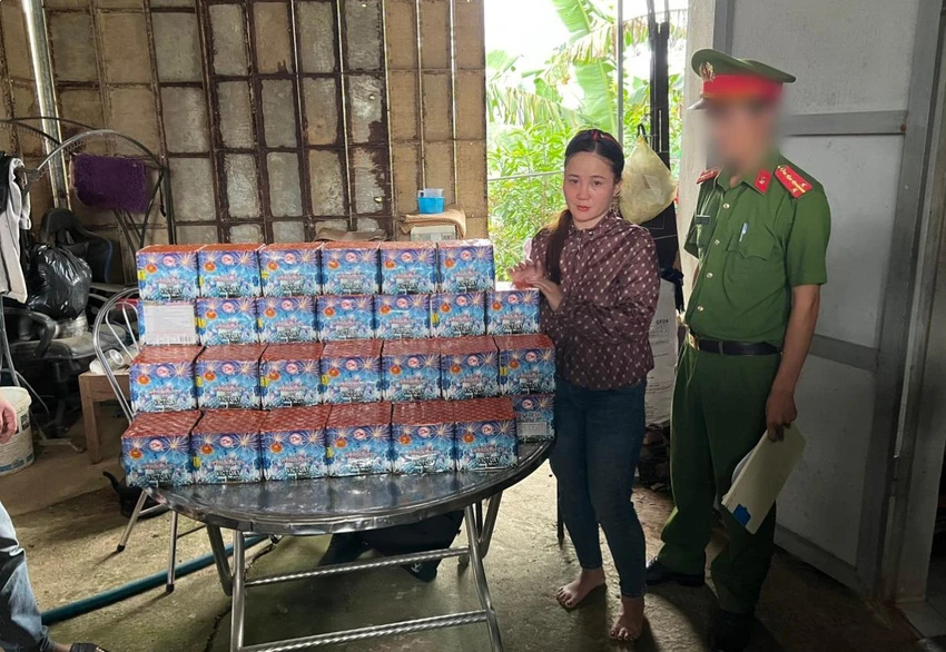 Trần Thị Viên cùng tang vật. Ảnh: CAQB Trần Thị Viên cùng tang vật. Ảnh: CAQB